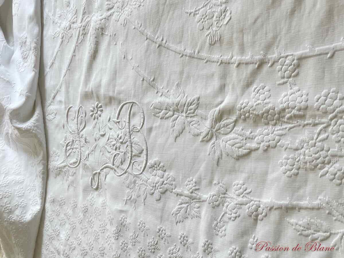 Grande couverture festonnée en piqué plat, beau relief, bien blanche, deux monos SB – Image 2