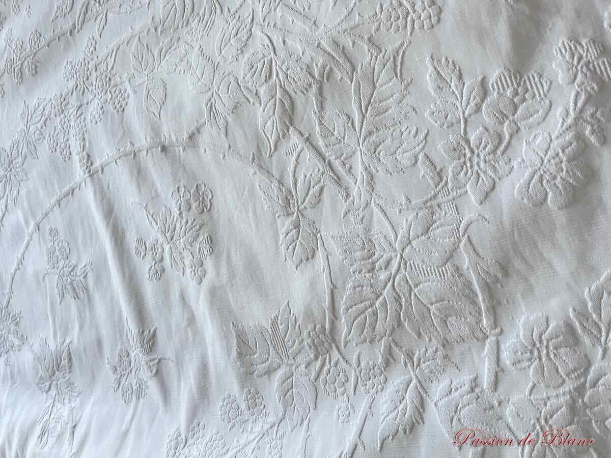Grande couverture festonnée en piqué plat, beau relief, bien blanche, deux monos SB – Image 9