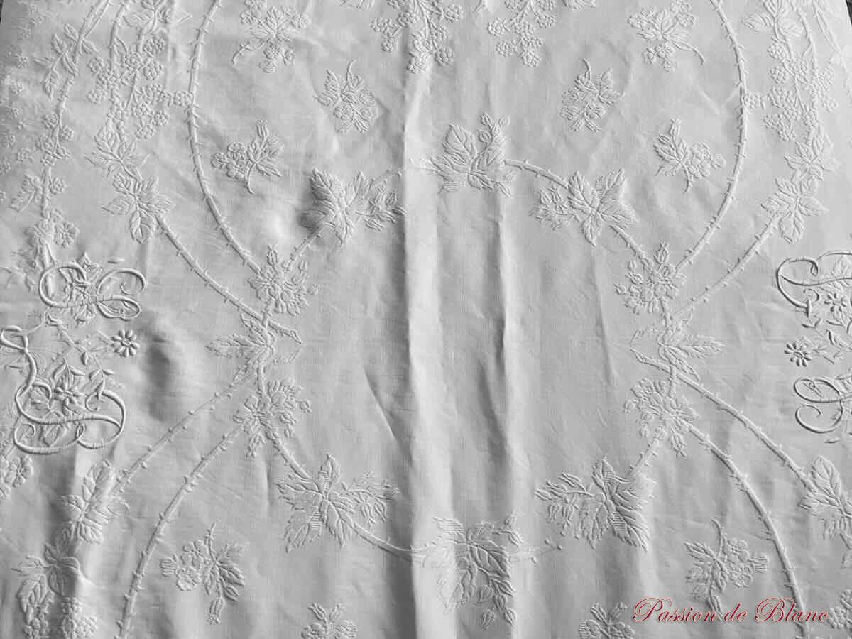 Grande couverture festonnée en piqué plat, beau relief, bien blanche, deux monos SB – Image 8