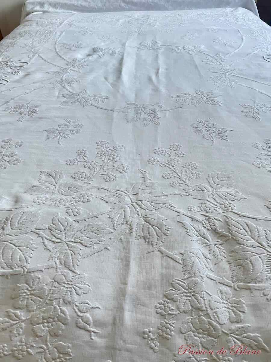 Grande couverture festonnée en piqué plat, beau relief, bien blanche, deux monos SB – Image 7