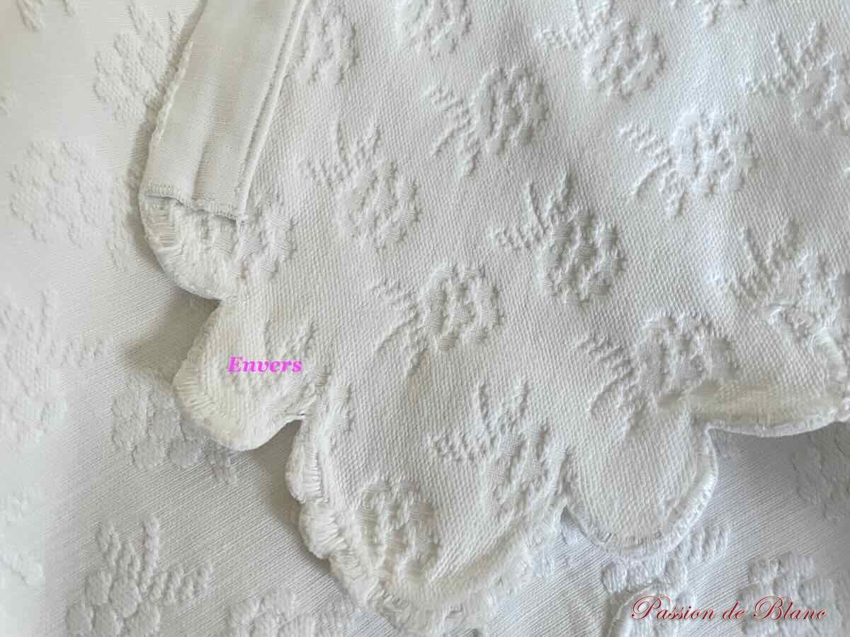 Grande couverture festonnée en piqué plat, beau relief, bien blanche, deux monos SB – Image 5