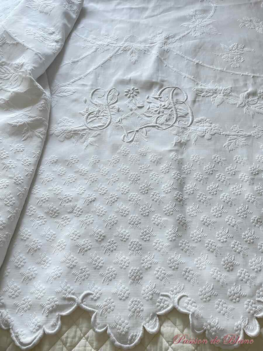 Grande couverture festonnée en piqué plat, beau relief, bien blanche, deux monos SB – Image 6
