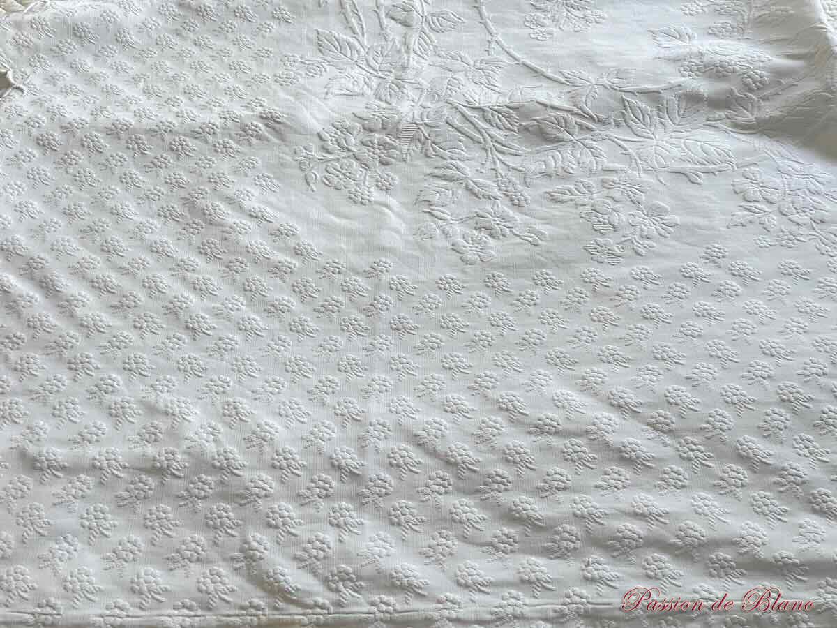 Grande couverture festonnée en piqué plat, beau relief, bien blanche, deux monos SB – Image 4