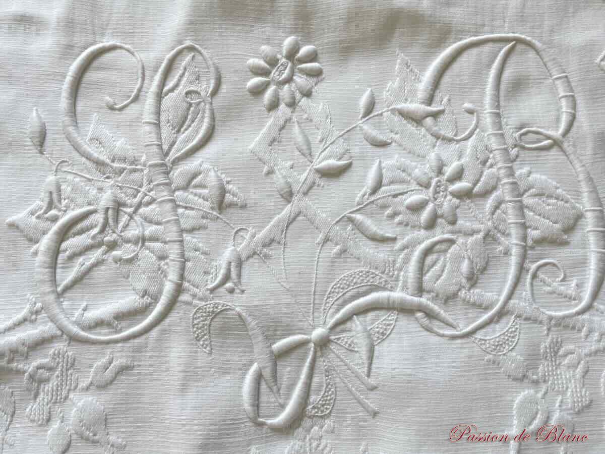 Grande couverture festonnée en piqué plat, beau relief, bien blanche, deux monos SB – Image 3