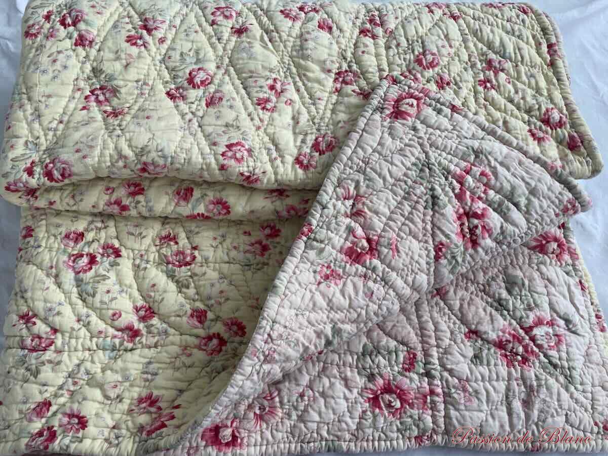 Couverture piquée fleurie