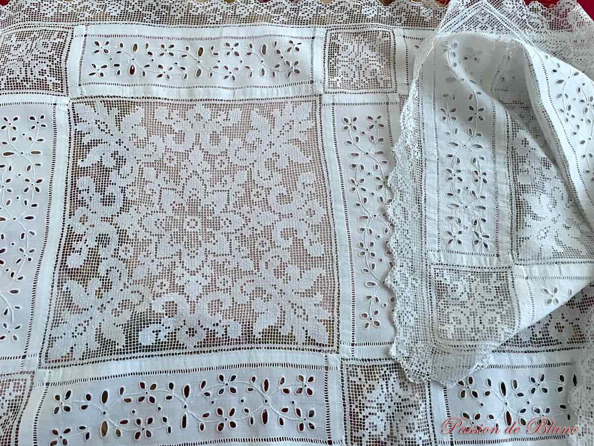 Grand napperon avec broderie blanche et filet rebrodé sur toile de fil de lin – Image 6