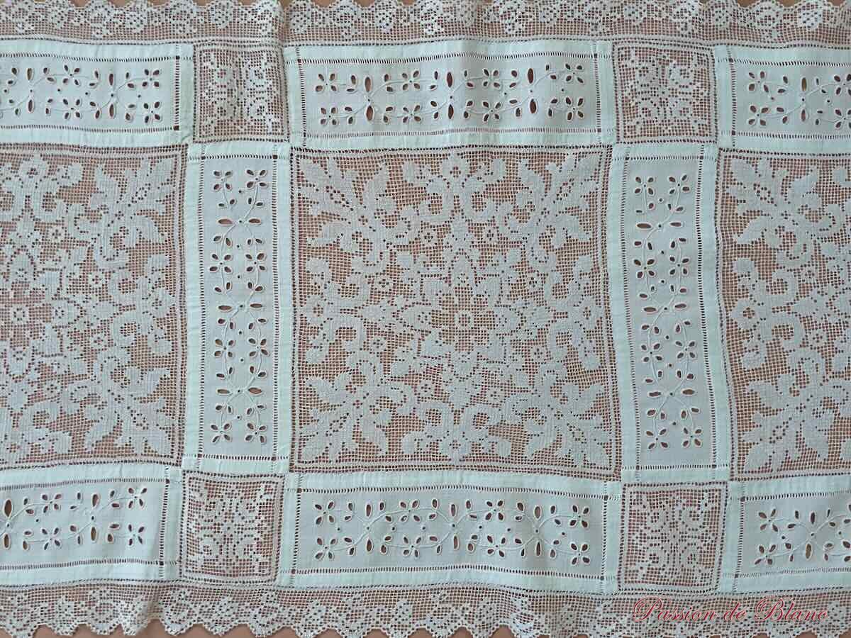 Grand napperon avec broderie blanche et filet rebrodé sur toile de fil de lin – Image 5