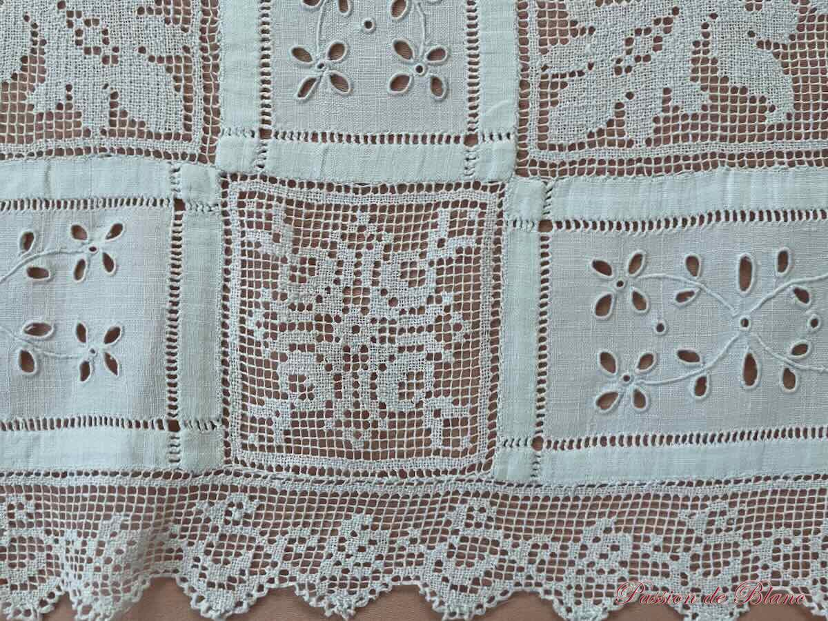 Grand napperon avec broderie blanche et filet rebrodé sur toile de fil de lin – Image 4
