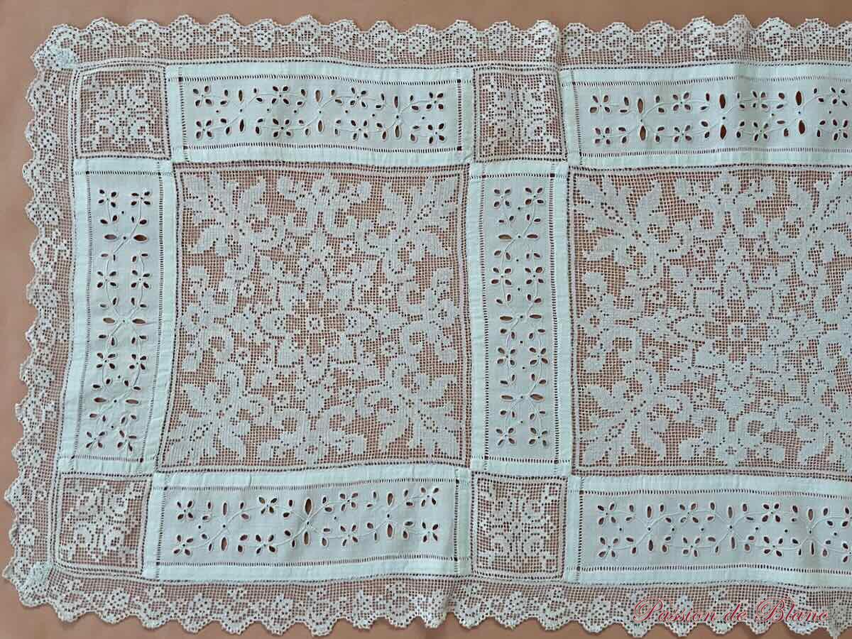 Grand napperon avec broderie blanche et filet rebrodé sur toile de fil de lin – Image 3