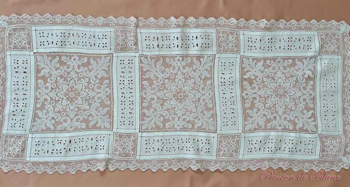 Grand napperon avec broderie blanche et filet rebrodé sur toile de fil de lin – Image 2