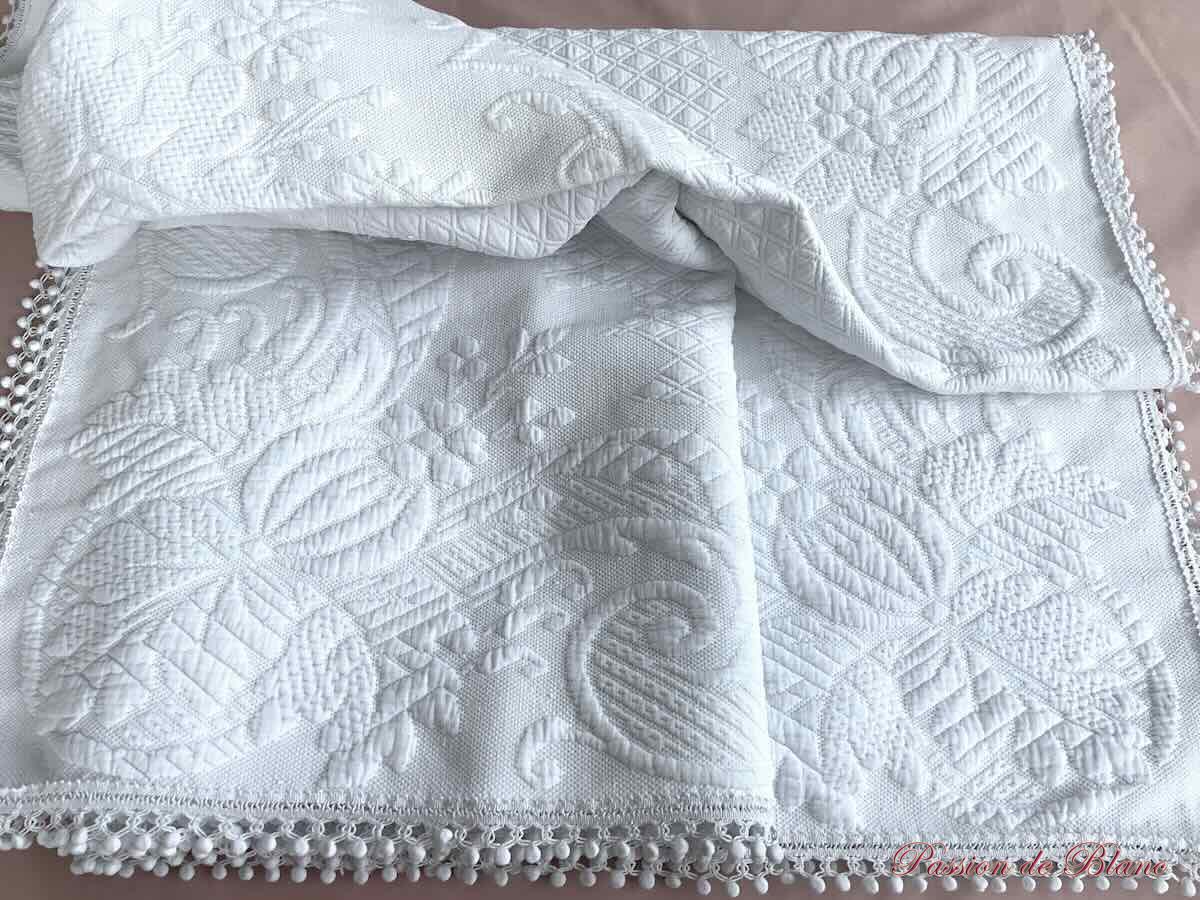 Courte pointe Napoléon III en piqué blanc,beau relief, galon à pompons – Image 10