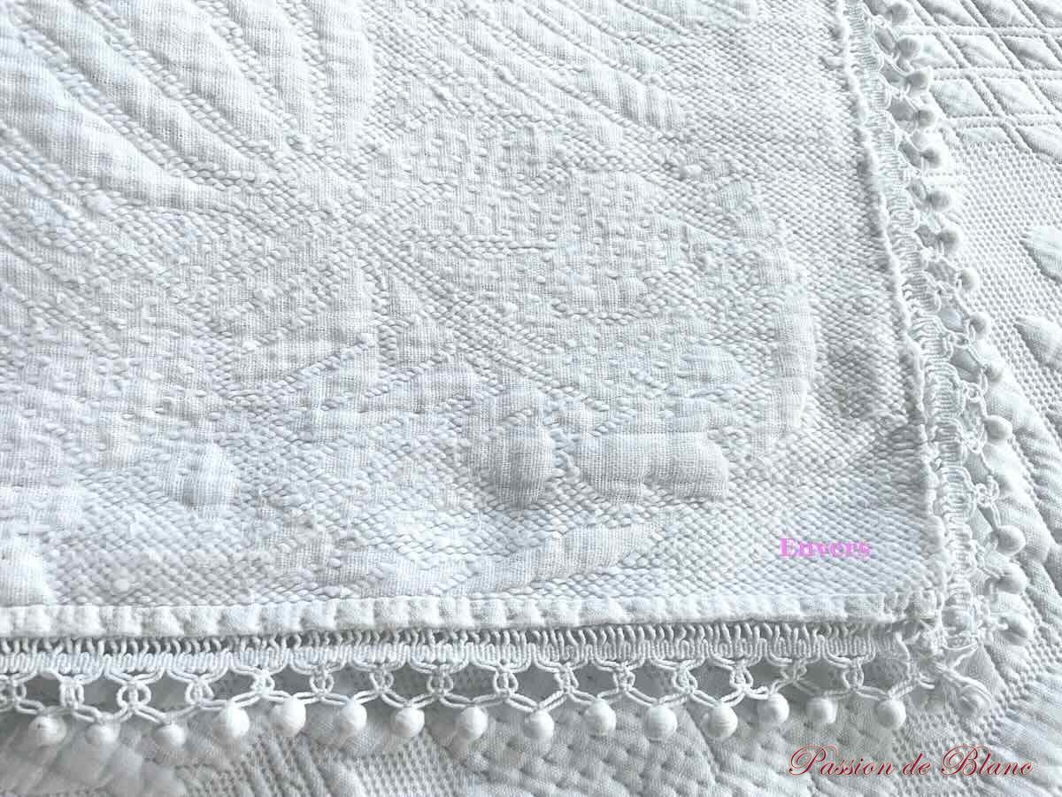 Courte pointe Napoléon III en piqué blanc,beau relief, galon à pompons – Image 3