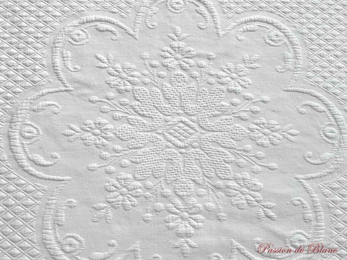 Courte pointe Napoléon III en piqué blanc,beau relief, galon à pompons – Image 7