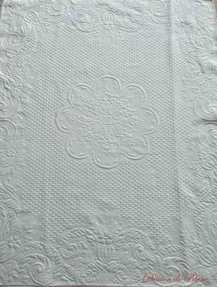 Courte pointe Napoléon III en piqué blanc,beau relief, galon à pompons – Image 4