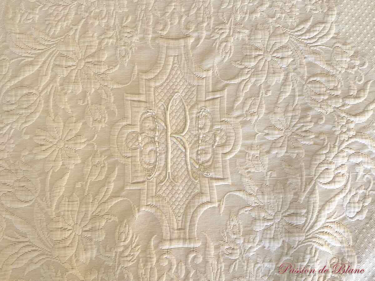 Couverture en piqué Marseillais brodée d'un R,festonnée 4 côtés avec relief – Image 7