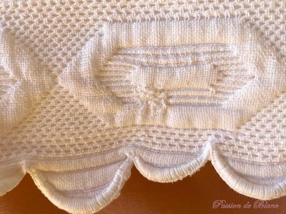 Couverture en piqué Marseillais brodée d'un R,festonnée 4 côtés avec relief – Image 10