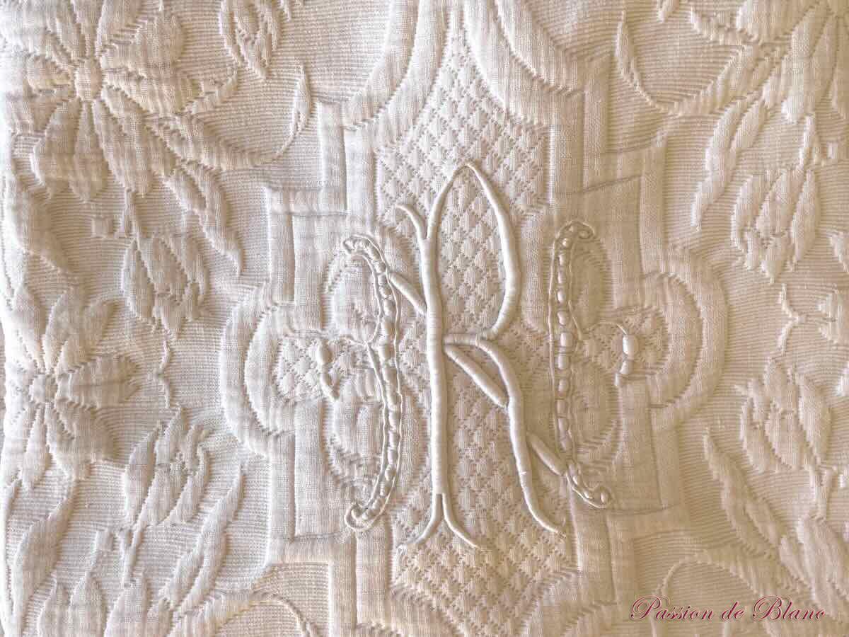 Couverture en piqué Marseillais brodée d'un R,festonnée 4 côtés avec relief – Image 2