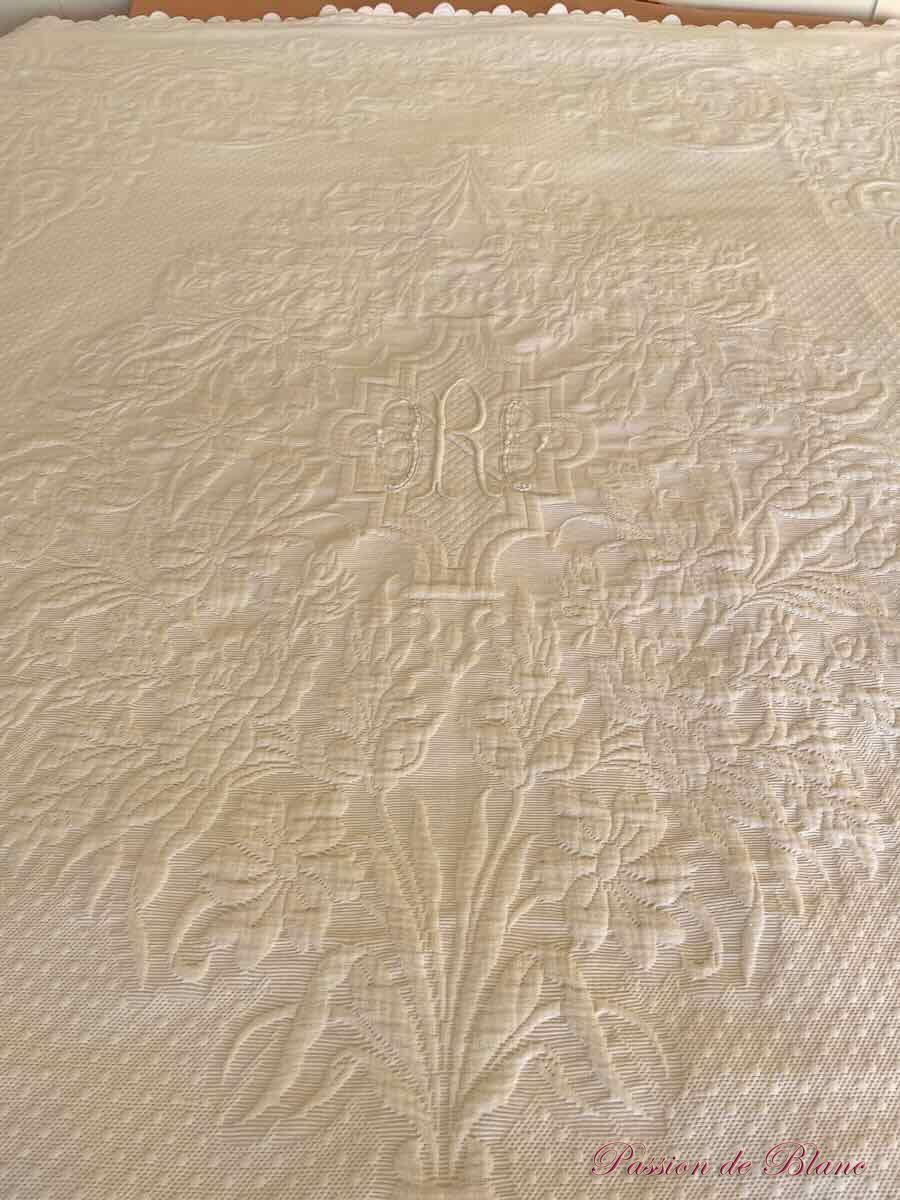 Couverture en piqué Marseillais brodée d'un R,festonnée 4 côtés avec relief – Image 3