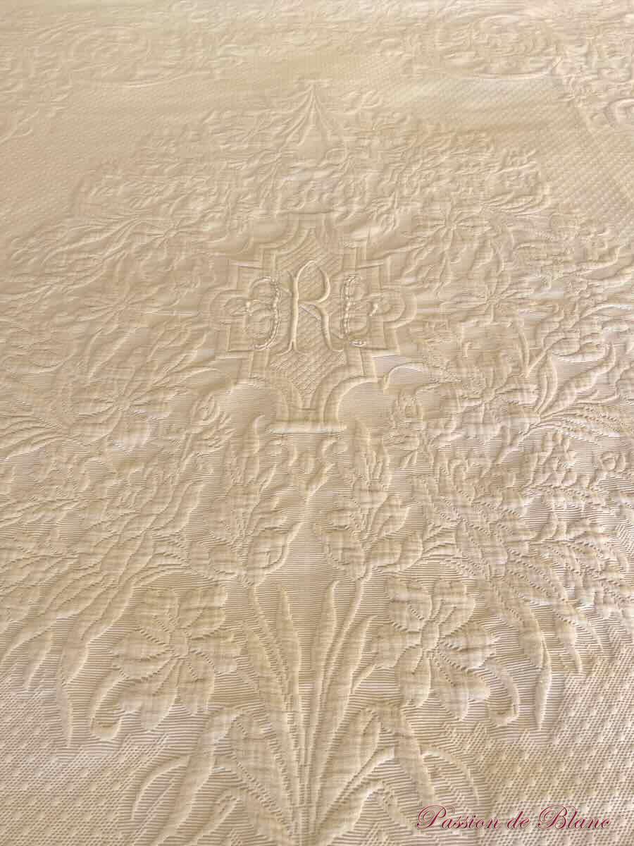 Couverture en piqué Marseillais brodée d'un R,festonnée 4 côtés avec relief – Image 4
