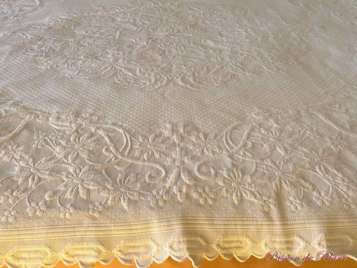 Couverture en piqué Marseillais brodée d'un R,festonnée 4 côtés avec relief – Image 5