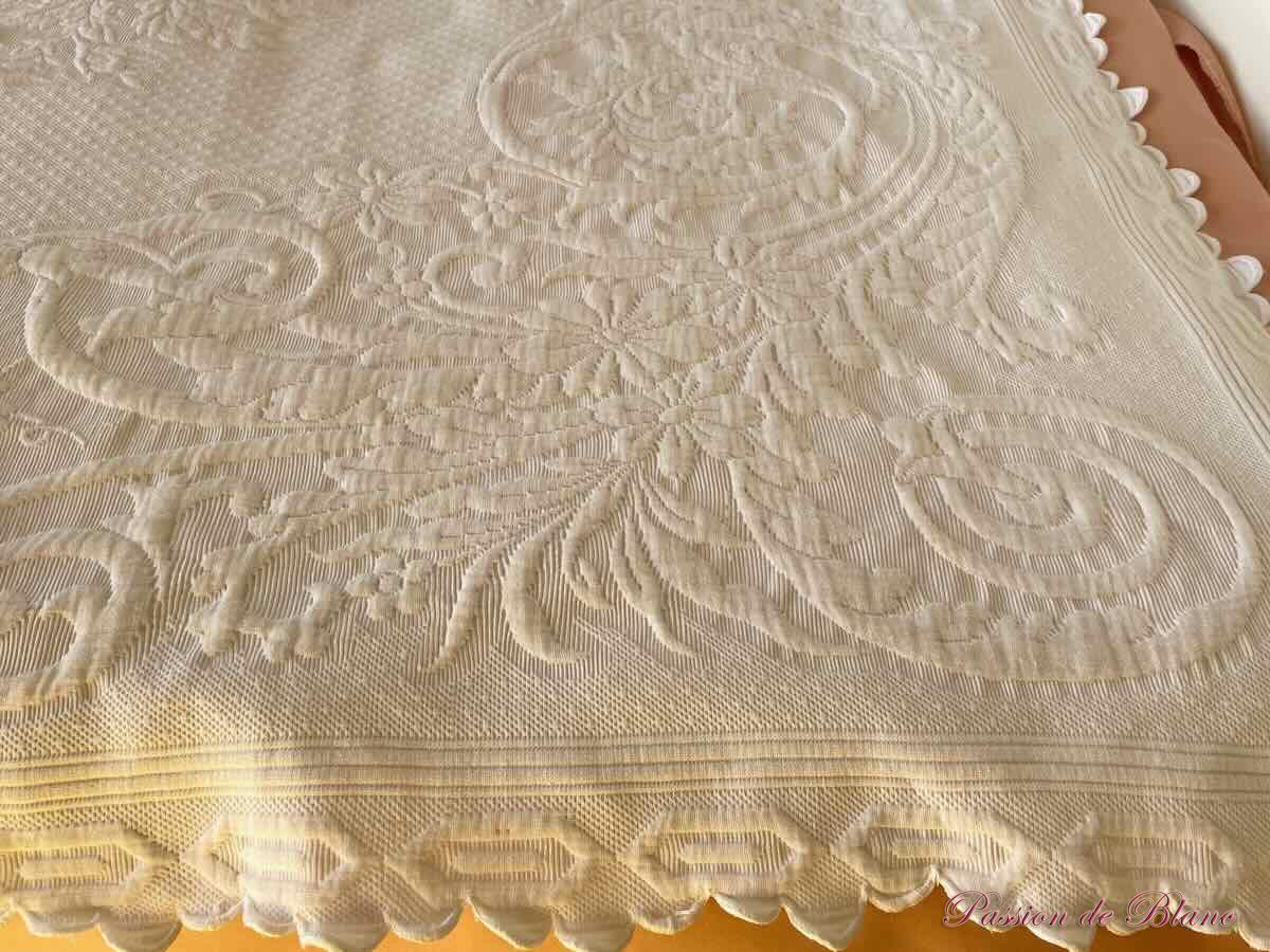 Couverture en piqué Marseillais brodée d'un R,festonnée 4 côtés avec relief – Image 6