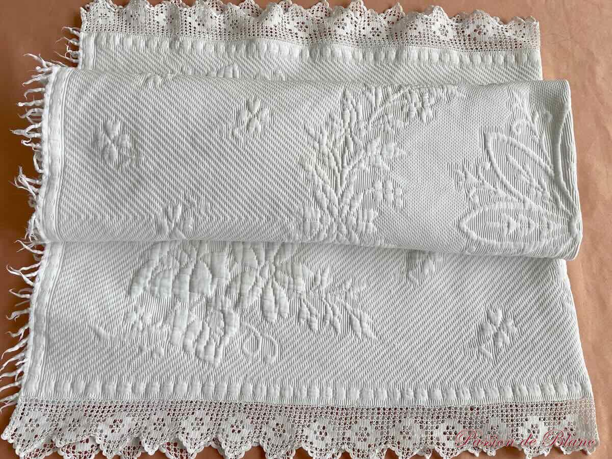 Couverture en piqué blanc bébé