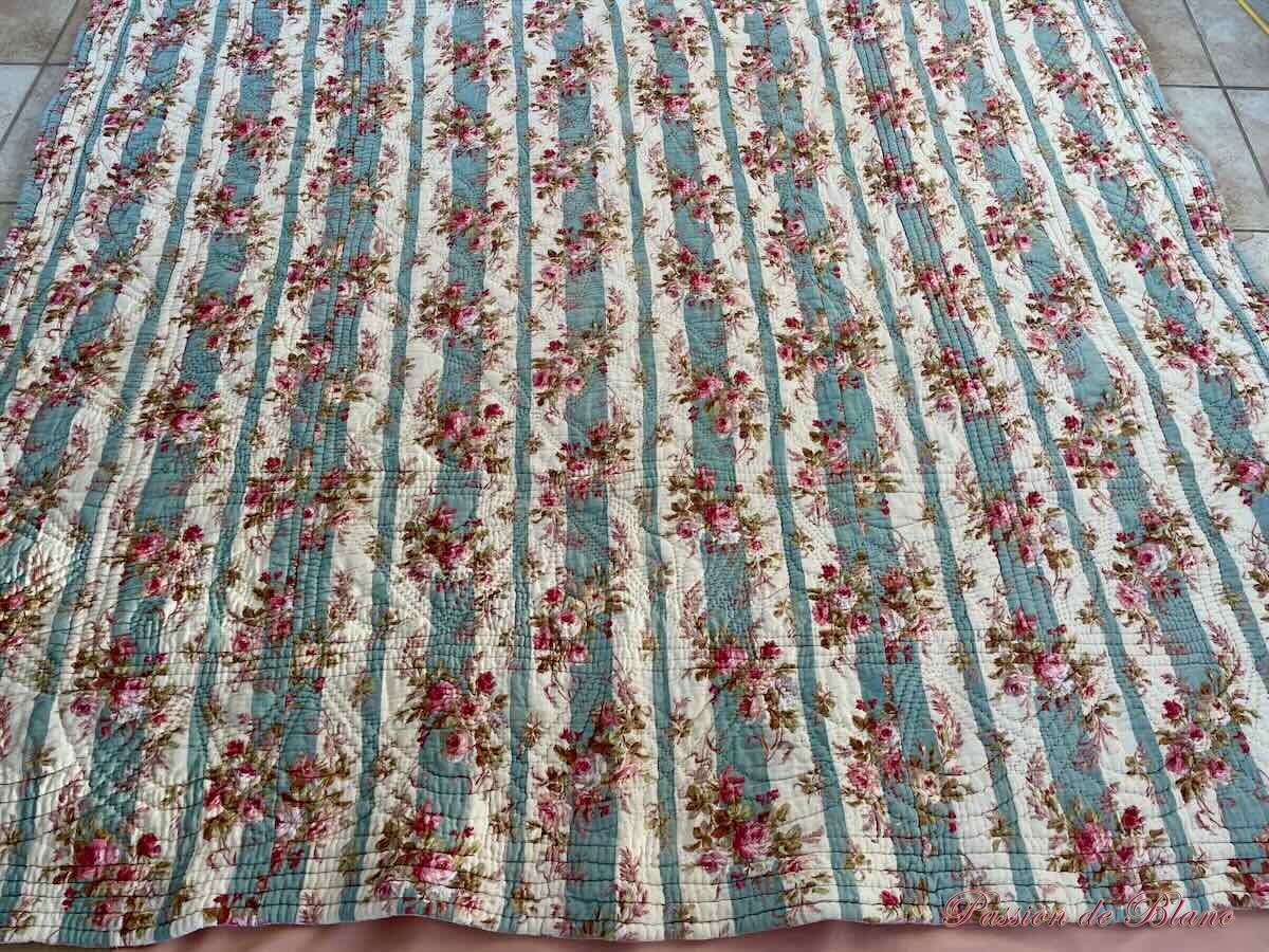 Belle couverture Piquée XIXe siècle: deux faces aux motifs fleuris différents – Image 3