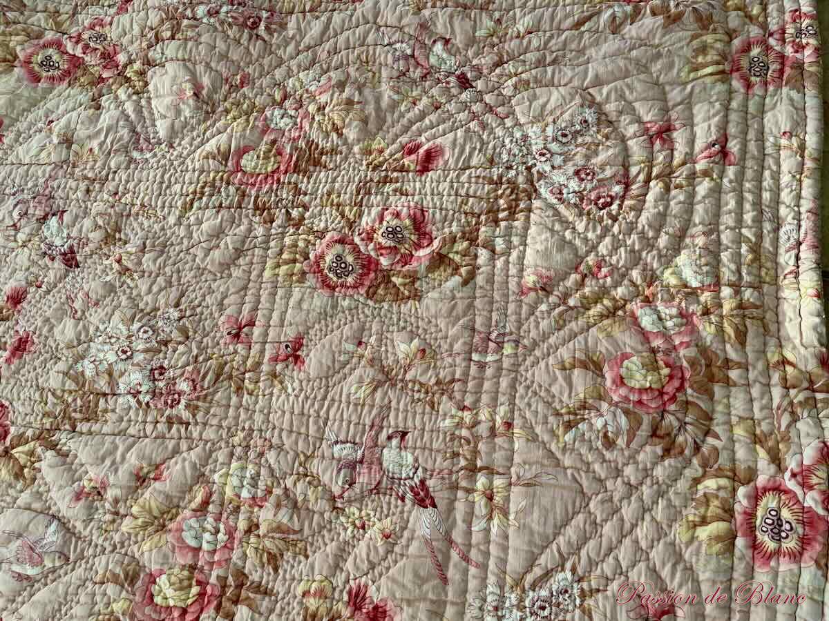 Belle couverture Piquée XIXe siècle: deux faces aux motifs fleuris différents – Image 6