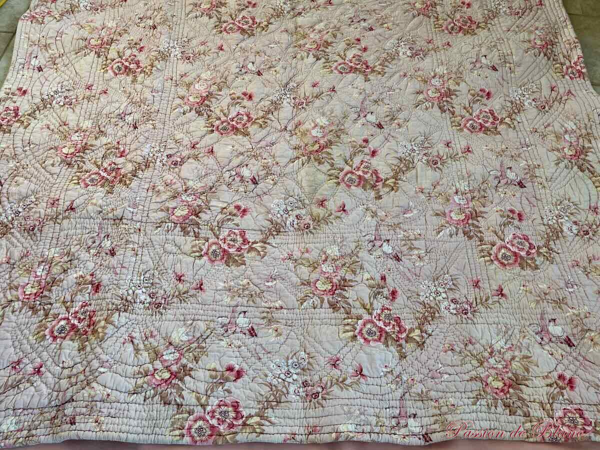 Belle couverture Piquée XIXe siècle: deux faces aux motifs fleuris différents – Image 5