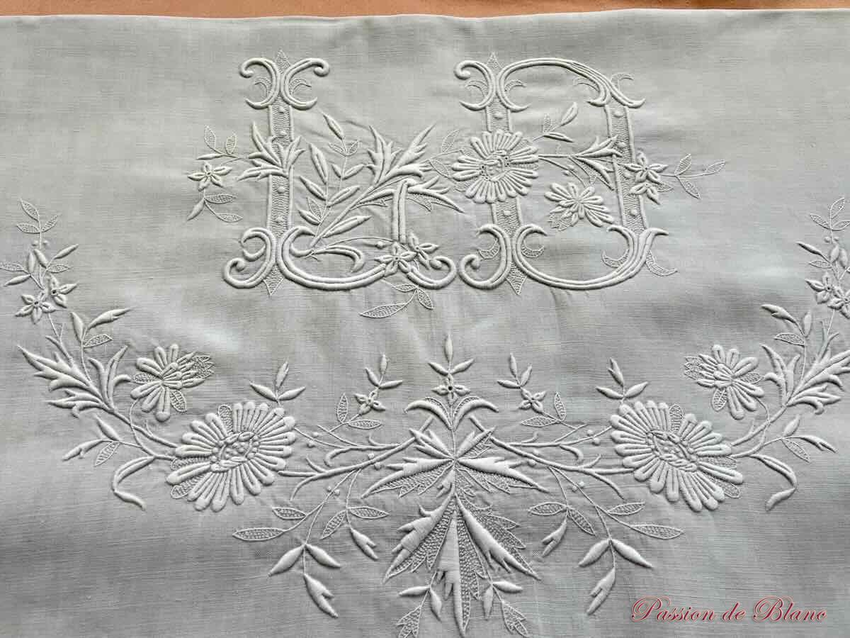 Drap de lin fin avec somptueuse broderie main pour le monogramme LD – Image 5