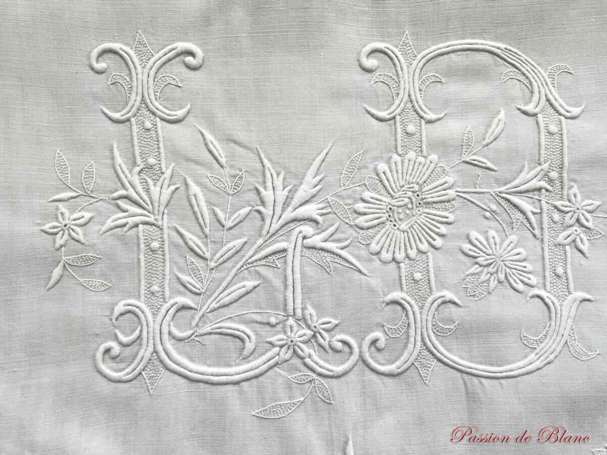 Drap de lin fin avec somptueuse broderie main pour le monogramme LD – Image 2