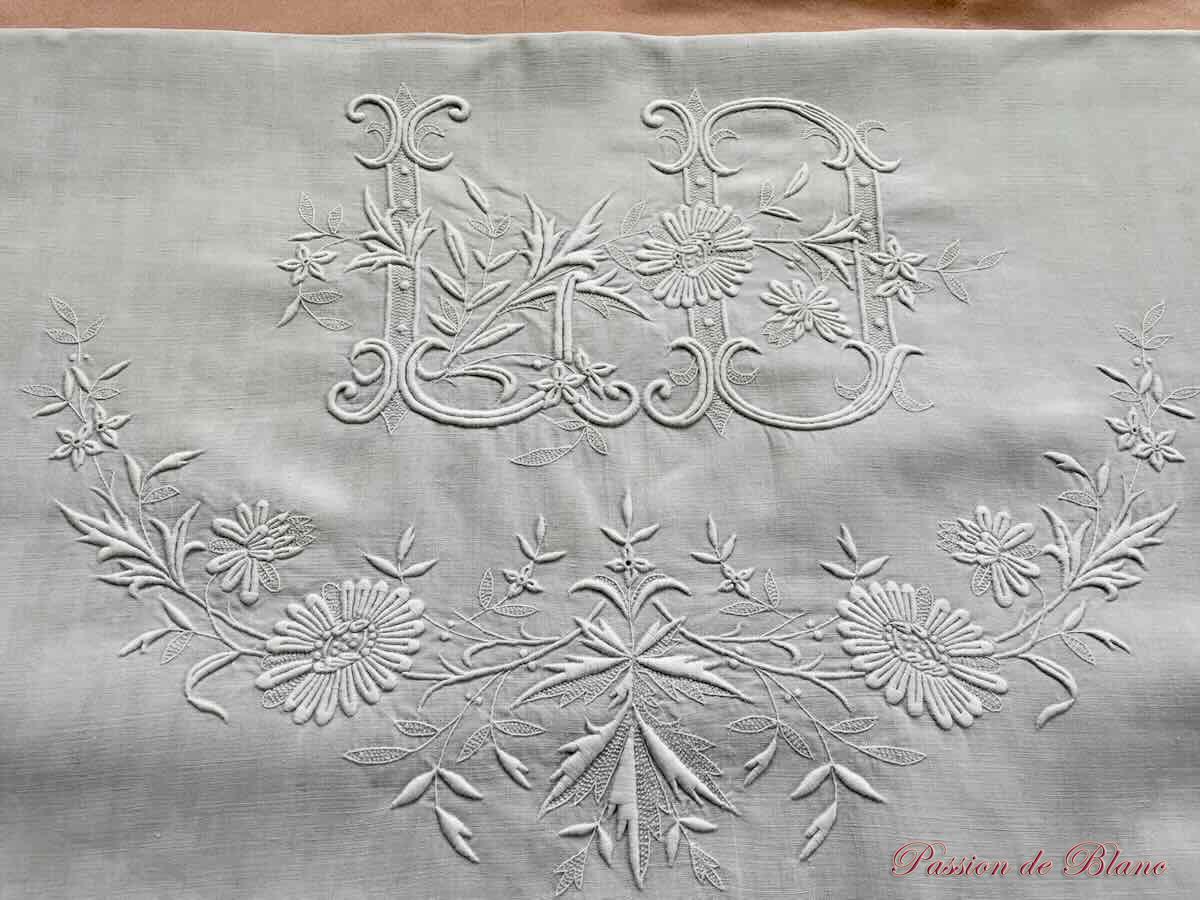 Drap de lin fin avec somptueuse broderie main pour le monogramme LD – Image 3