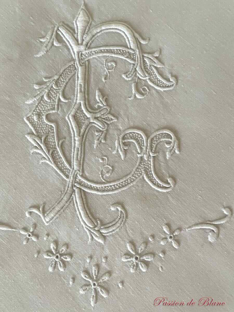 Merveilleuse paire de taies, lin fin avec somptueuse broderie et mono FC – Image 2