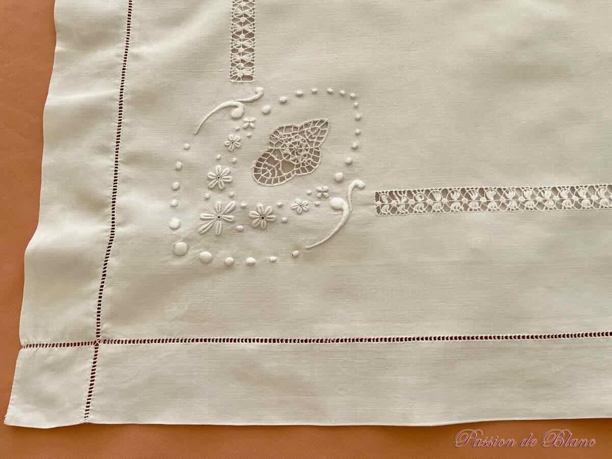 Merveilleuse paire de taies, lin fin avec somptueuse broderie et mono FC – Image 7