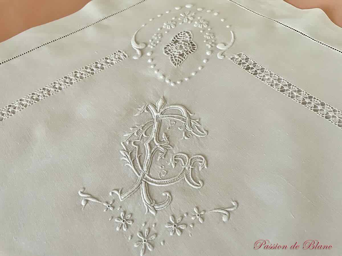 Merveilleuse paire de taies, lin fin avec somptueuse broderie et mono FC – Image 6