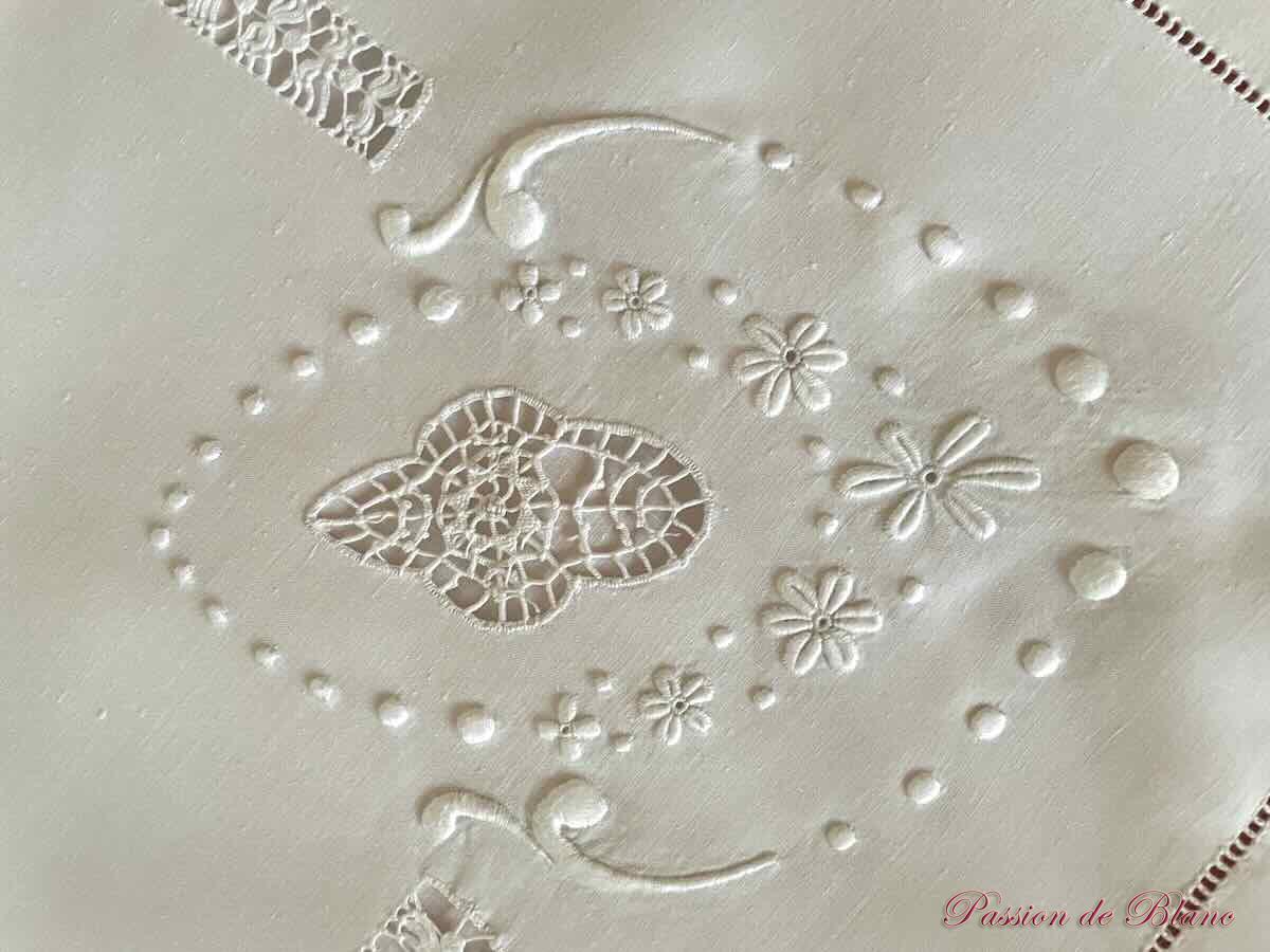 Merveilleuse paire de taies, lin fin avec somptueuse broderie et mono FC – Image 4