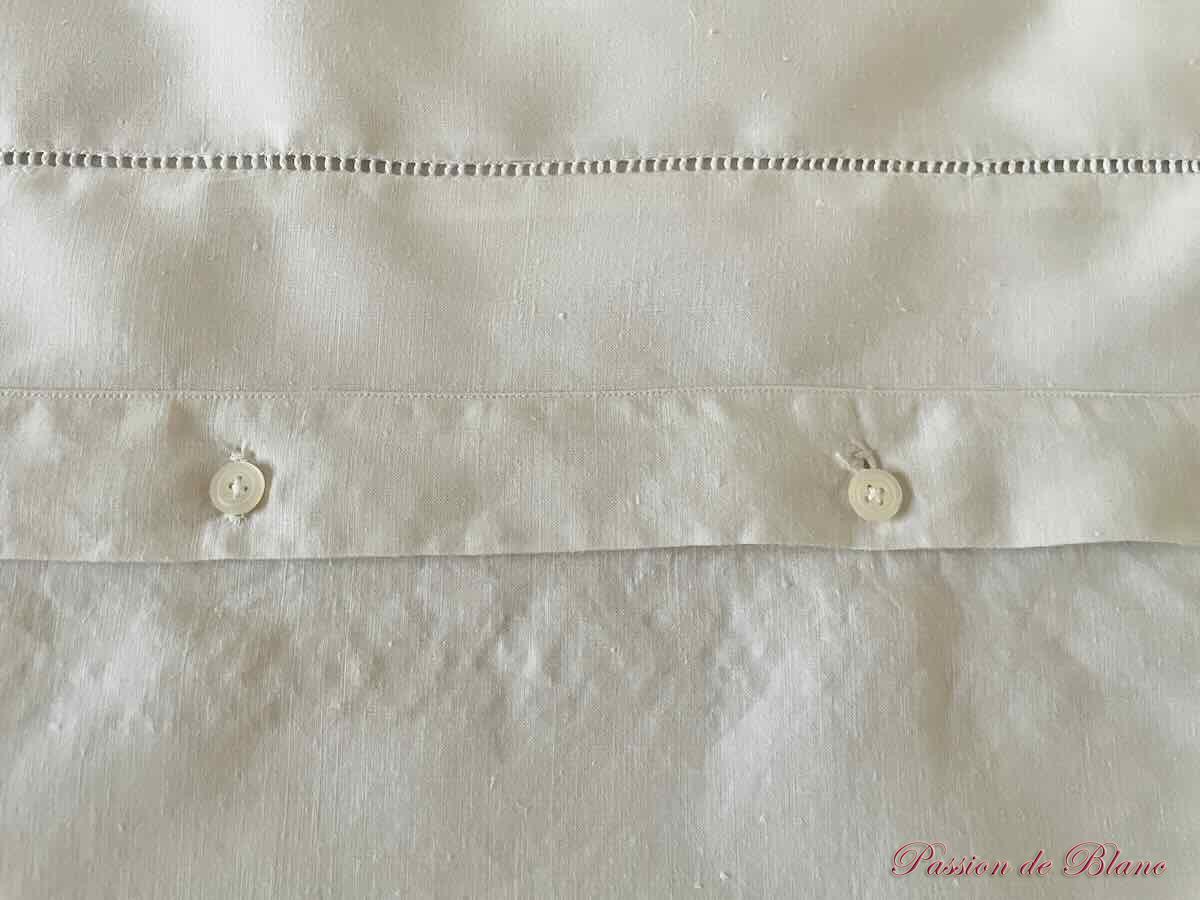 Merveilleuse paire de taies, lin fin avec somptueuse broderie et mono FC – Image 5