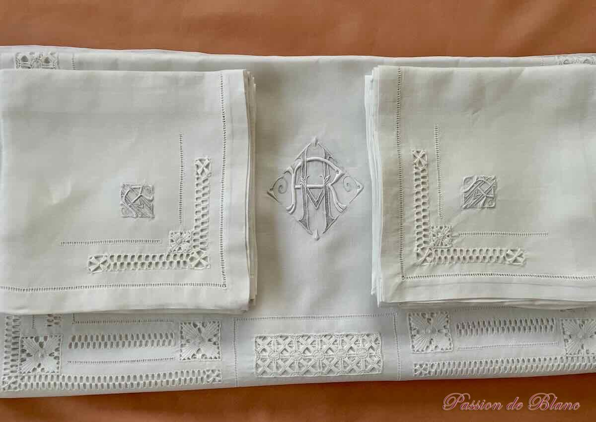 Service de table RH en fil de lin entièrement brodé main: 1 nappe +10 serviettes – Image 9