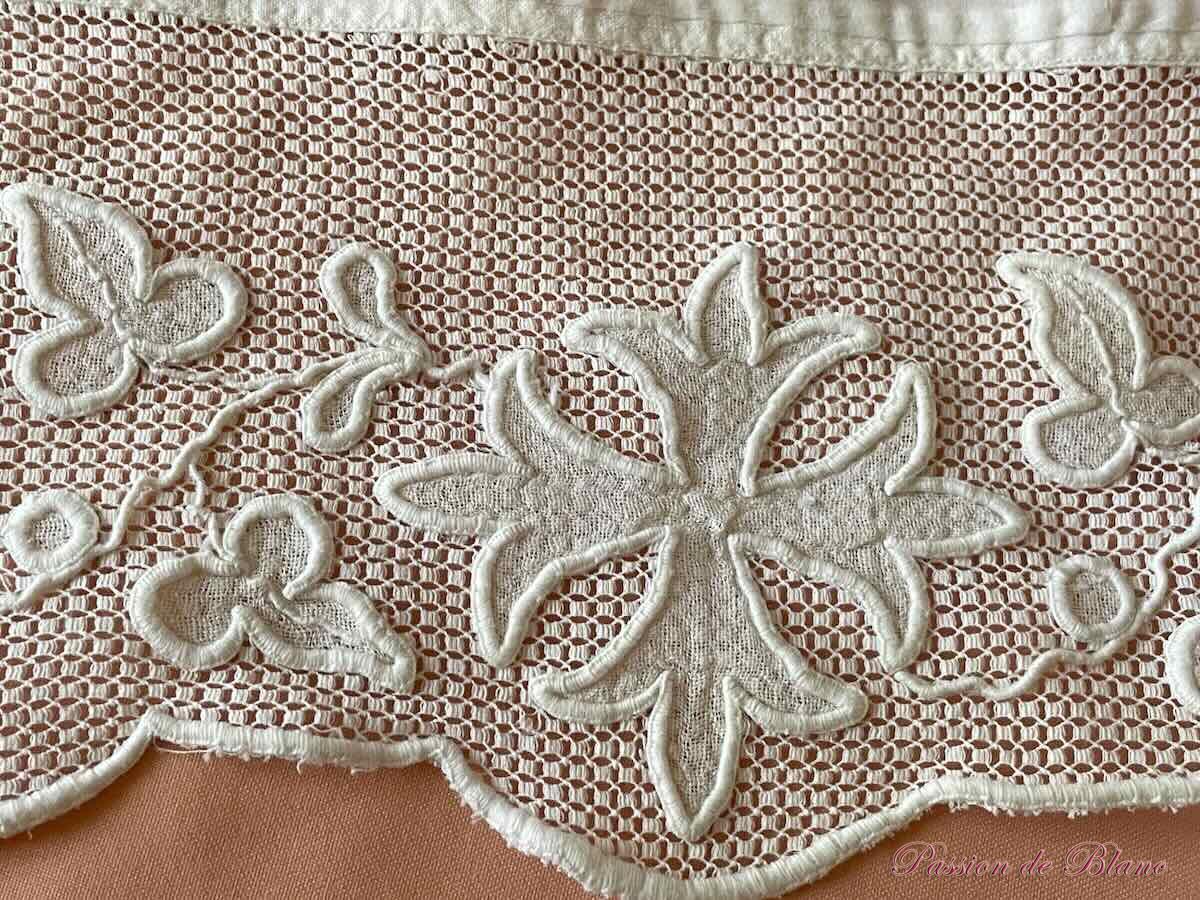 Grand bandeau brodé main sur fine dentelle avec croix fleurs de lys et motifs décoratifs – Image 4