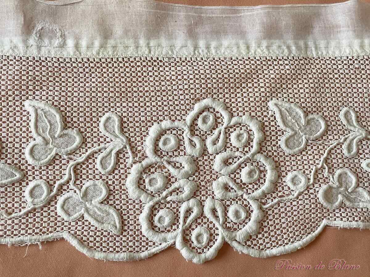 Grand bandeau brodé main sur fine dentelle avec croix fleurs de lys et motifs décoratifs – Image 3