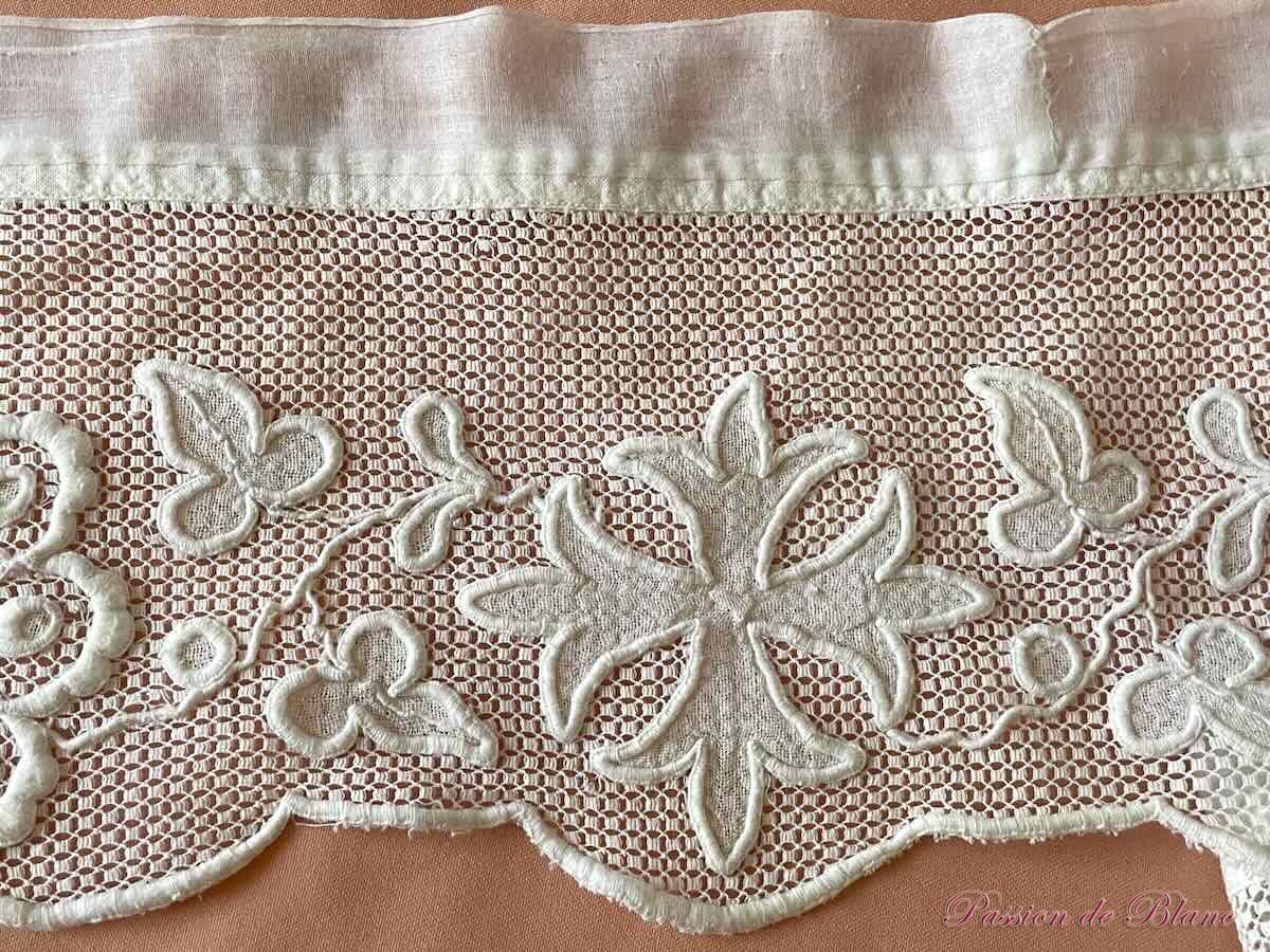 Grand bandeau brodé main sur fine dentelle avec croix fleurs de lys et motifs décoratifs – Image 2