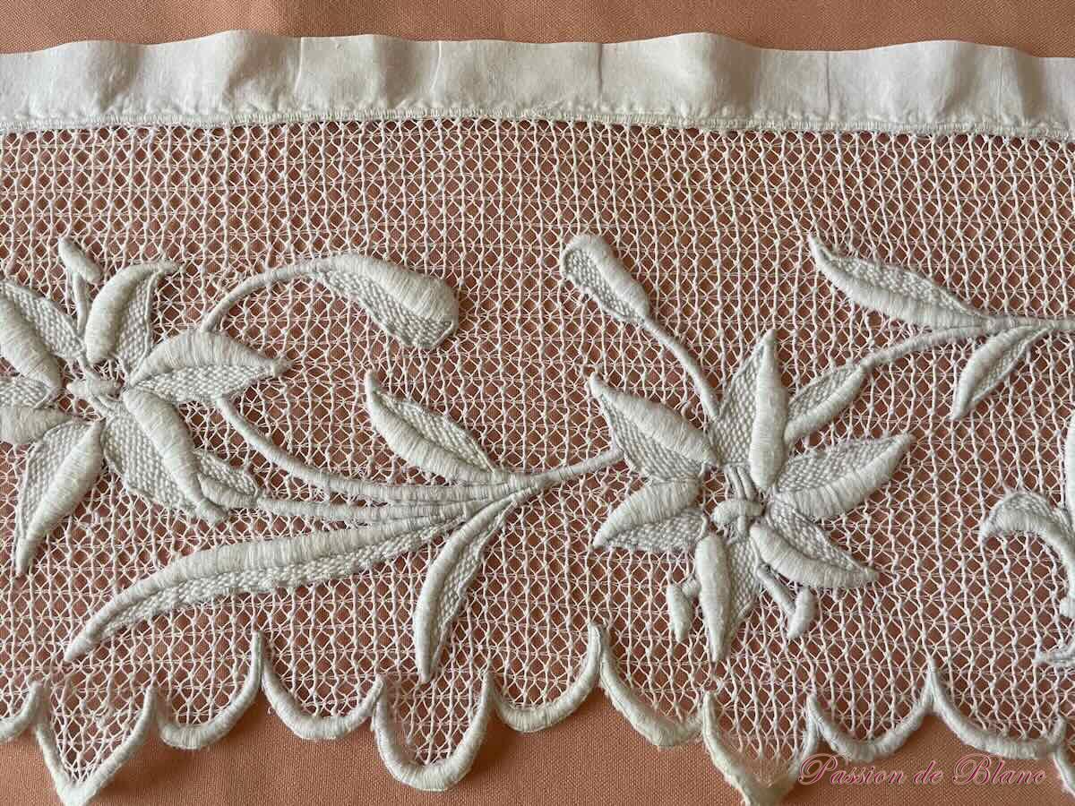 Merveilleux bandeau brodé main avec fleurs de lys et branchages fleuris sur une fine dentelle – Image 4