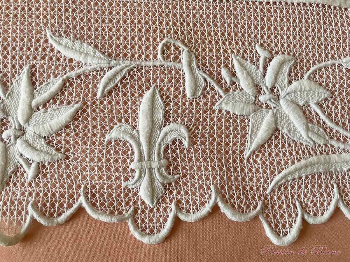 Merveilleux bandeau brodé main avec fleurs de lys et branchages fleuris sur une fine dentelle – Image 3