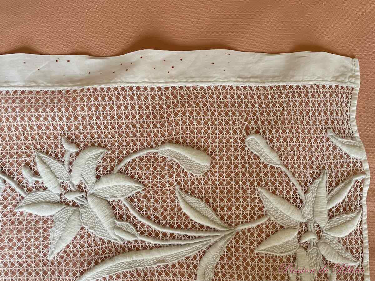 Merveilleux bandeau brodé main avec fleurs de lys et branchages fleuris sur une fine dentelle – Image 6