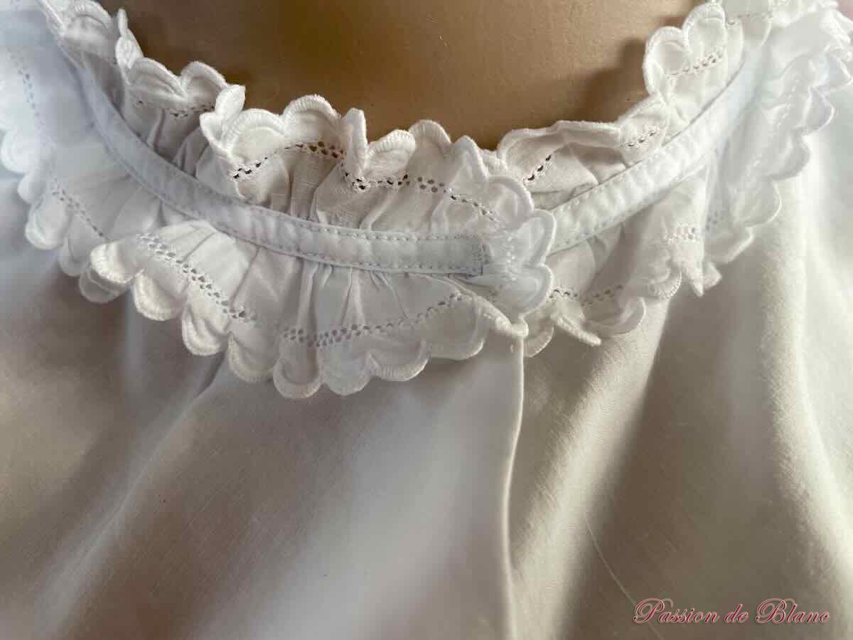 Matinée-chemisier avec somptueuses broderies main sur toile en linon – Image 2