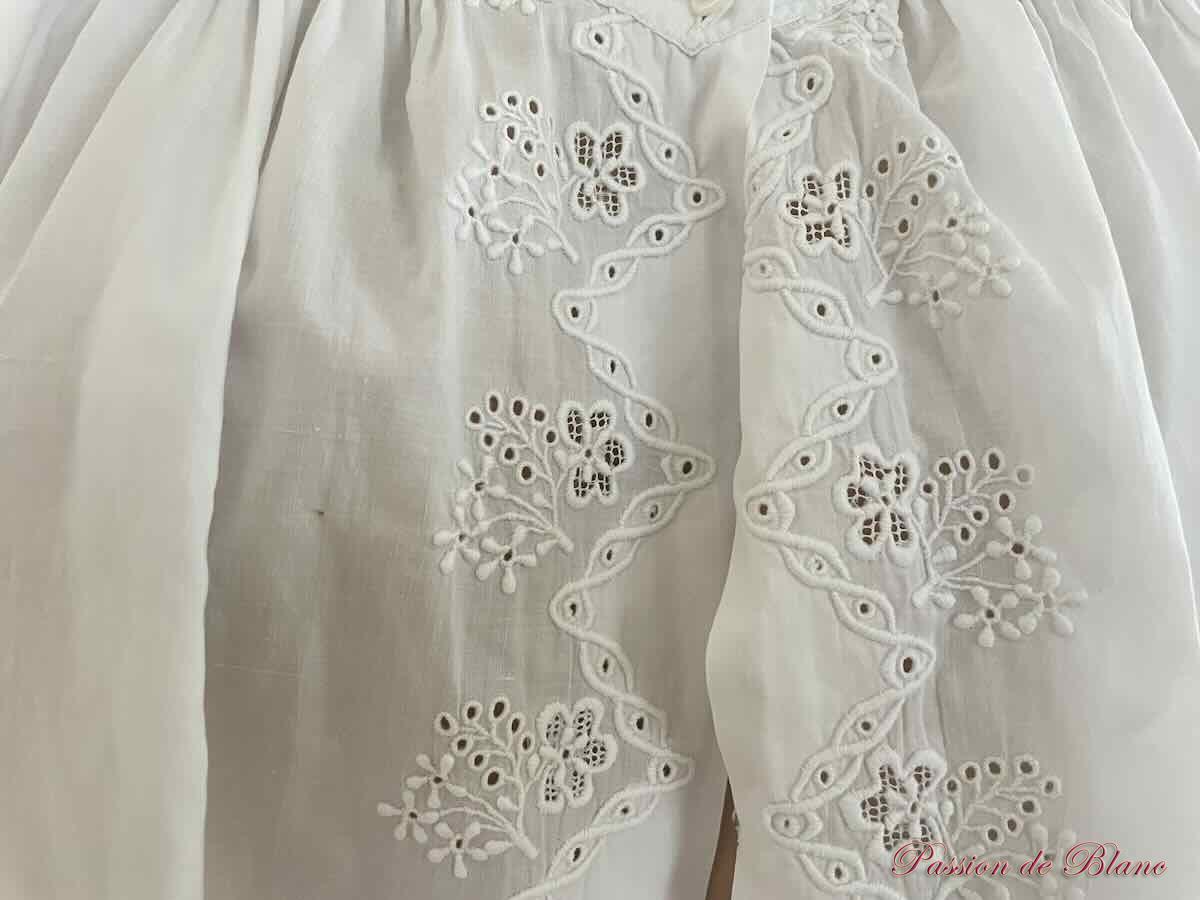 Matinée-chemisier avec somptueuses broderies main sur toile en linon – Image 3