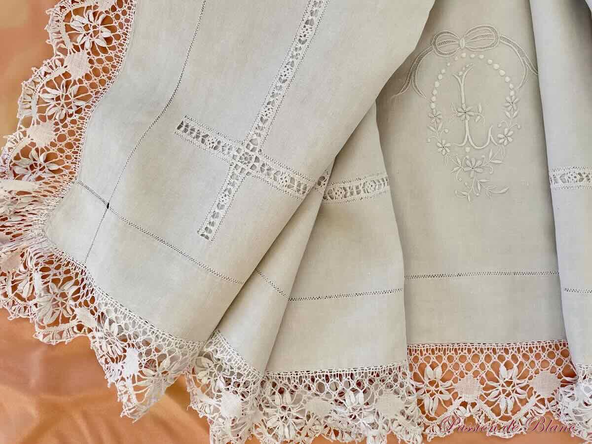 Drap initiale L lin fin dentelle