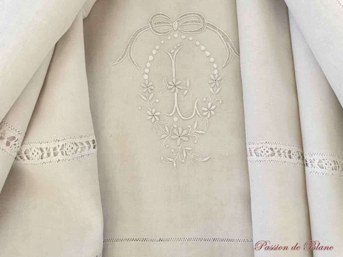 Drap lin fin, broderies main, l'initiale L, découverte avec dentelle aux fuseaux – Image 8