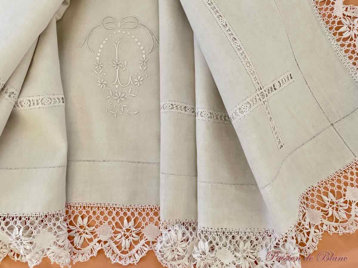 Drap initiale L lin fin dentelle