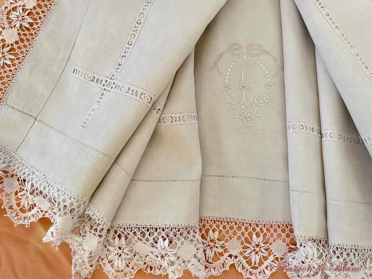 Drap initiale L lin fin dentelle